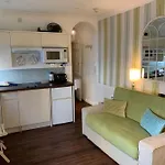 Between Piers, The Stylish Studio Flat In Cannon Place